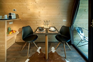 Glampingunterkunft: Wohnbereich Panorama Wood-Lodge - Wood-Lodges am Nature Resort Natterer See