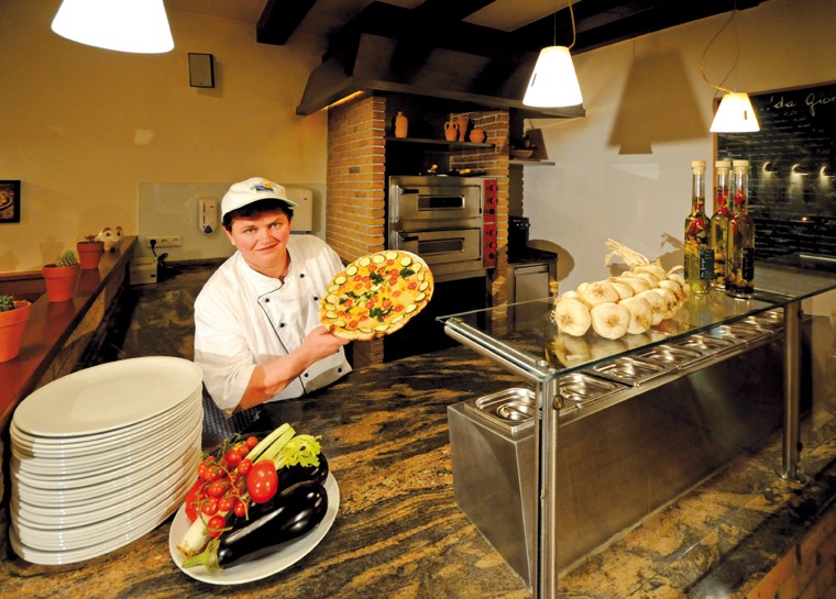 Glampingunterkunft: Pizzeria da Giorgio - Safari-Lodge-Zelt "Lion" am Nature Resort Natterer See
