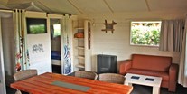 Luxuscamping - Badewanne - Wohnraum - Camping De Kleine Wolf Oehoe Lodge auf Campingplatz de Kleine Wolf