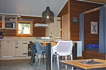 Glampingunterkunft: Küche / Wohnraum - Zwaluwlodge bei Camping de Kleine Wolf