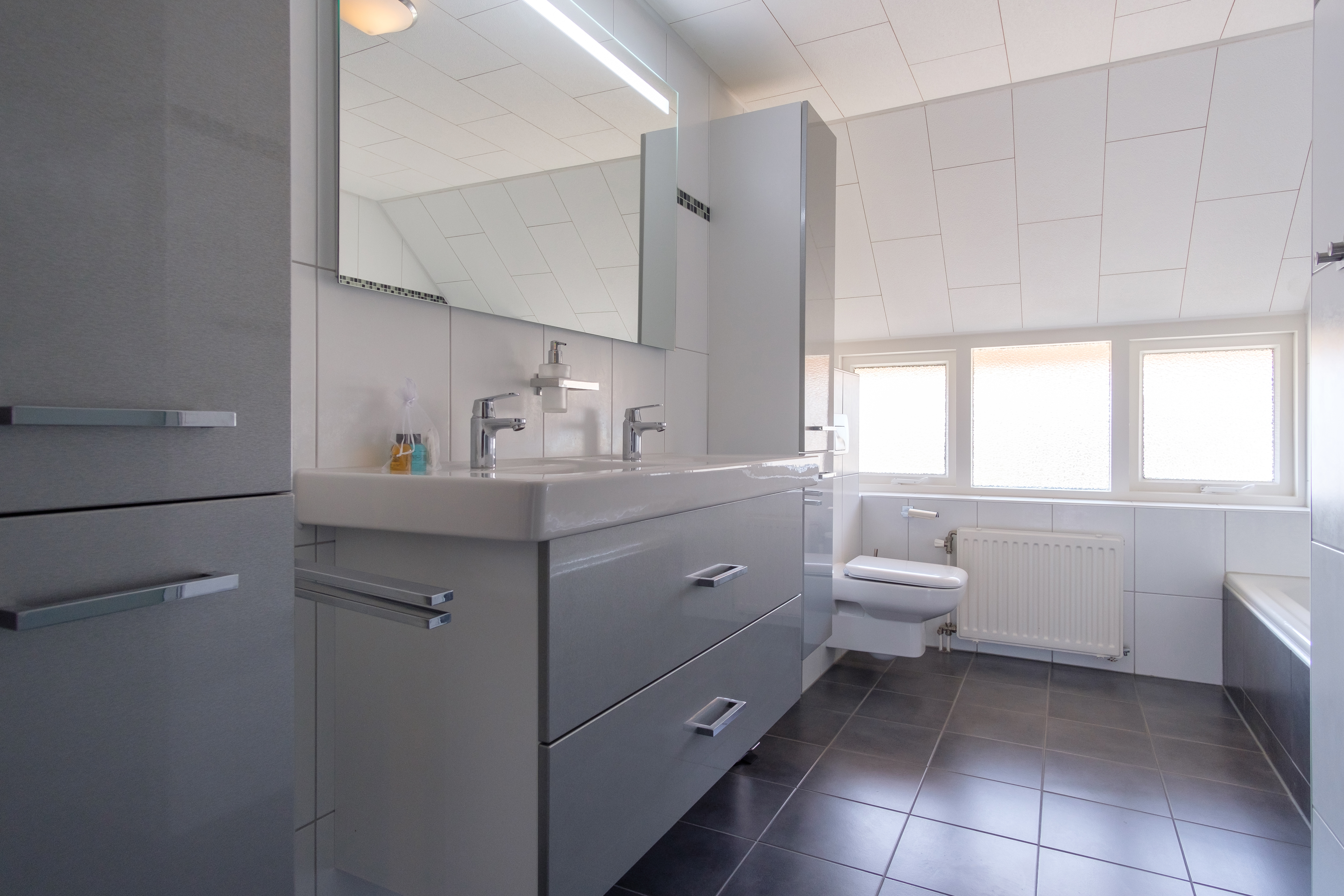 Glampingunterkunft: Badezimmer Erdgeschoß - Boerderij bei Campingplatz de Kleine Wolf