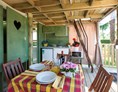 Glampingunterkunft: Wohnzimmer und Küchenzeile - Lodgezelt Glam Sky Lodge auf Ca' Pasquali Village