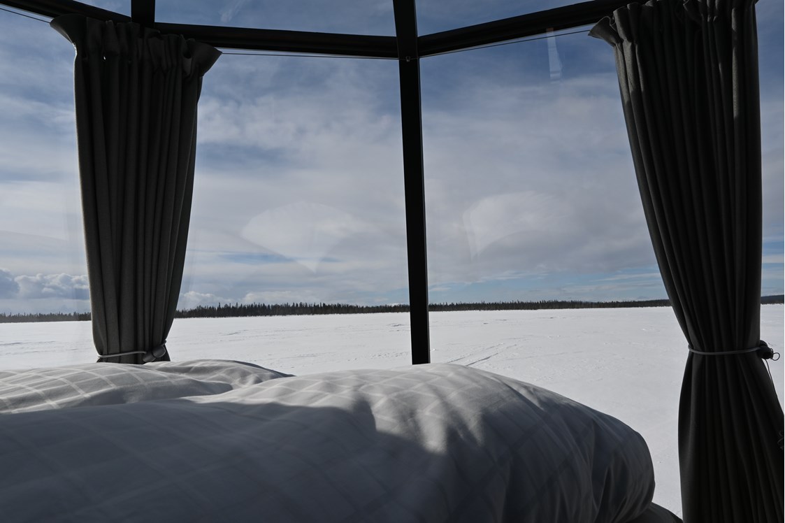 Glampingunterkunft:  Am EinMorgen ein wunderschöner Ausblick auf den gefrorenen See. - Laponia Sky Hut