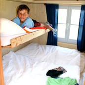 Luxuscamping: Der Heidewagen hat ein Doppelbett und ein Bett für ein Kleinkind - Heidewagen am Hofgut Hopfenburg