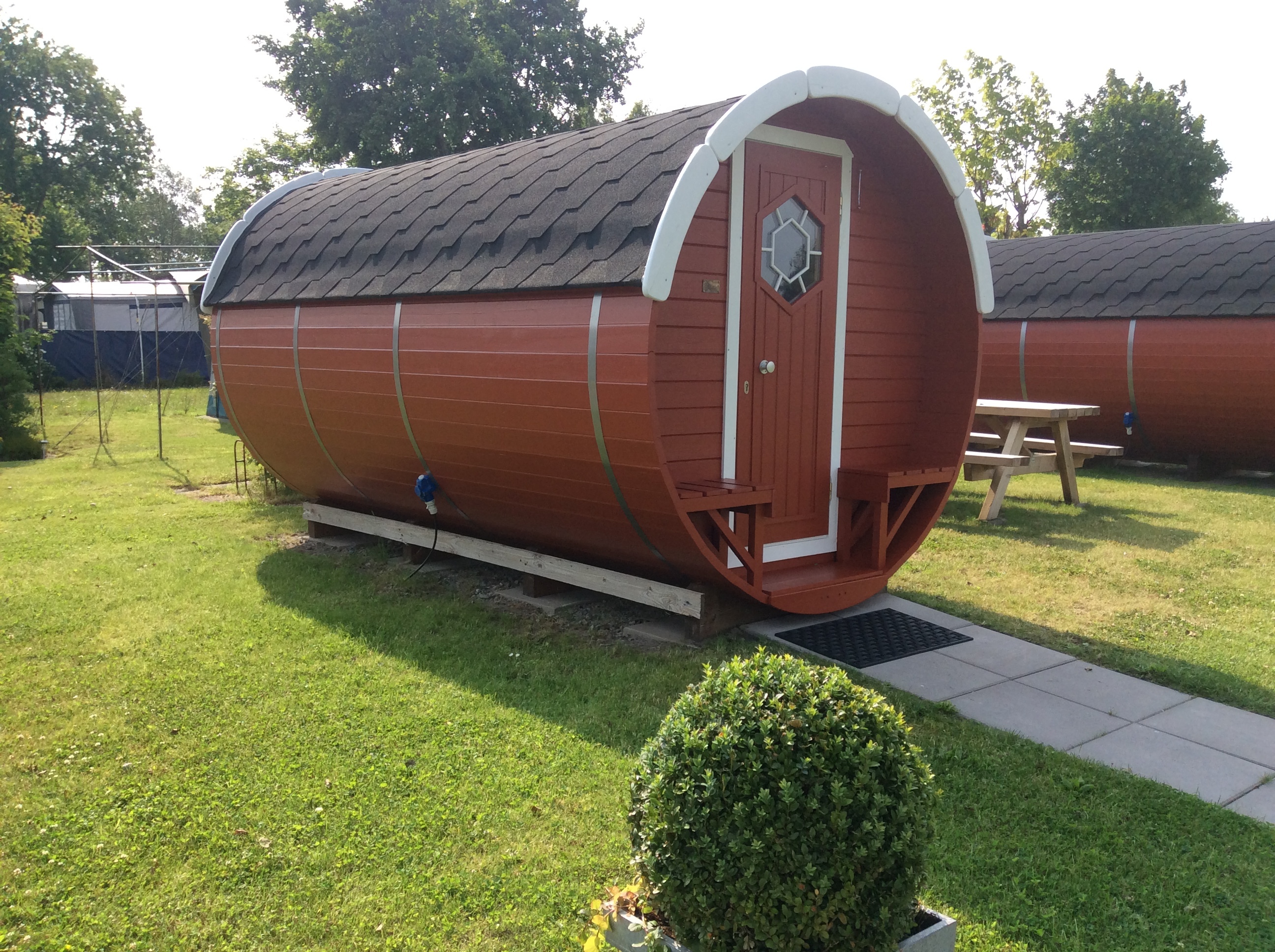 Luxuscamping - Art der Unterkunft: Hütte/POD - Niedersachsen - Schlaffass Außenansicht.
Die Schlaffässer wurden 2015 im "Schweden Stil" neu gestrichen. - Freizeitpark "Am Emsdeich" Schlaffass mit Seeblick auf dem Freizeitpark "Am Emsdeich"