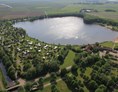 Glampingunterkunft: Luftaufnahme vom Campingplatz mit Badesee. - Schlaffass mit Seeblick auf dem Freizeitpark "Am Emsdeich"