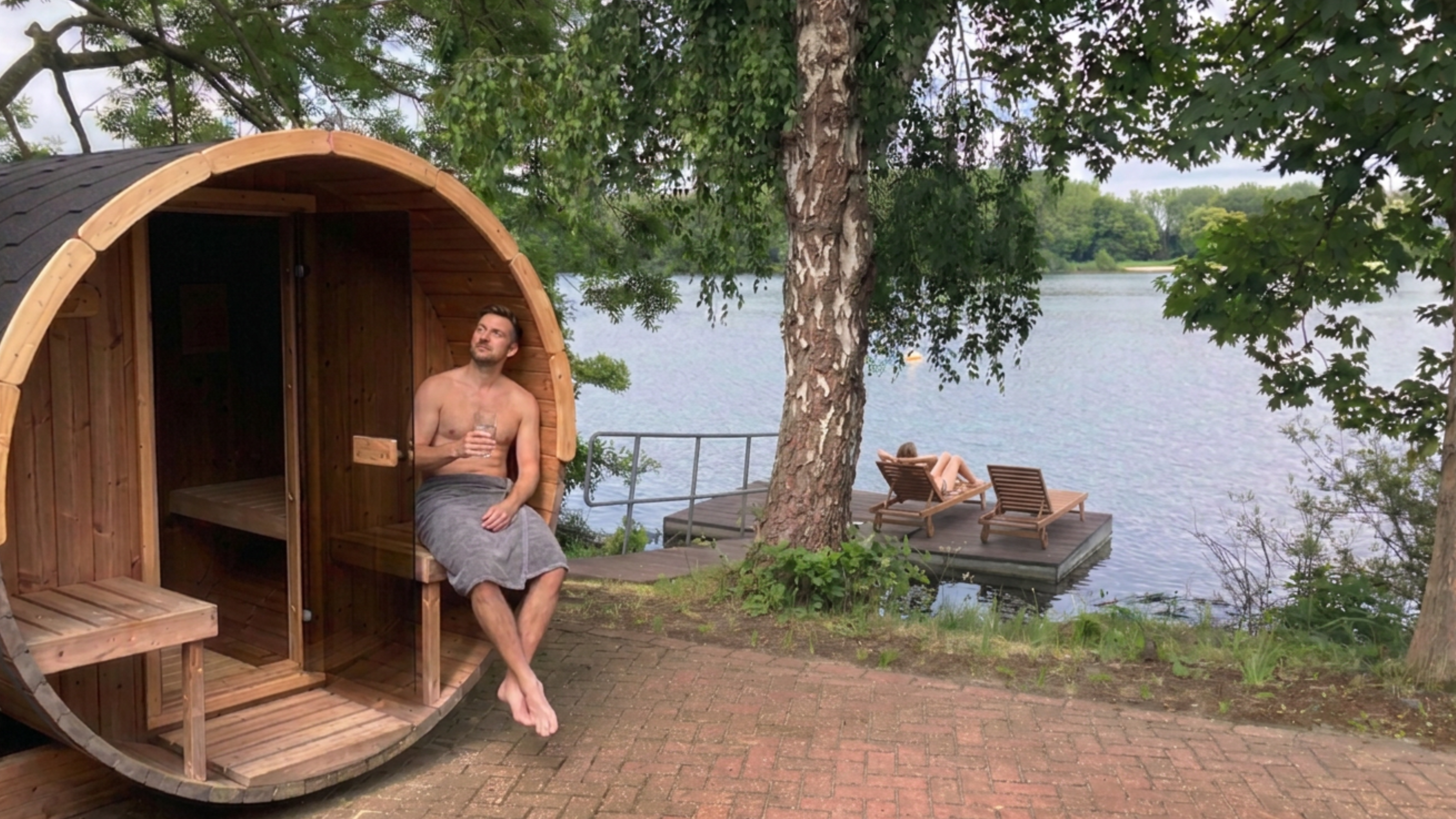 Glampingunterkunft: Die Sauna direkt am Badesee am Campingplatz am Emsdeich in Ostfriesland, nahe der Nordsee, verspricht Erholung inmitten der Natur. - Schlaffass mit Seeblick auf dem Freizeitpark "Am Emsdeich"