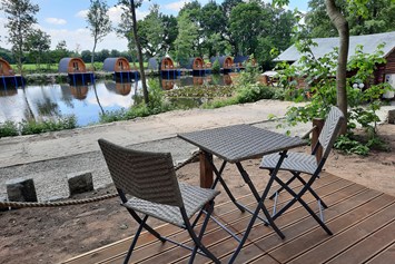 Glampingunterkunft: Blick von der Terrasse auf den Teich - Nord-Ostsee Camp Premium Camping Pod