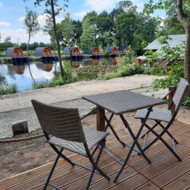 Glampingunterkunft: Blick von der Terrasse auf den Teich - Nord-Ostsee Camp Premium Camping Pod