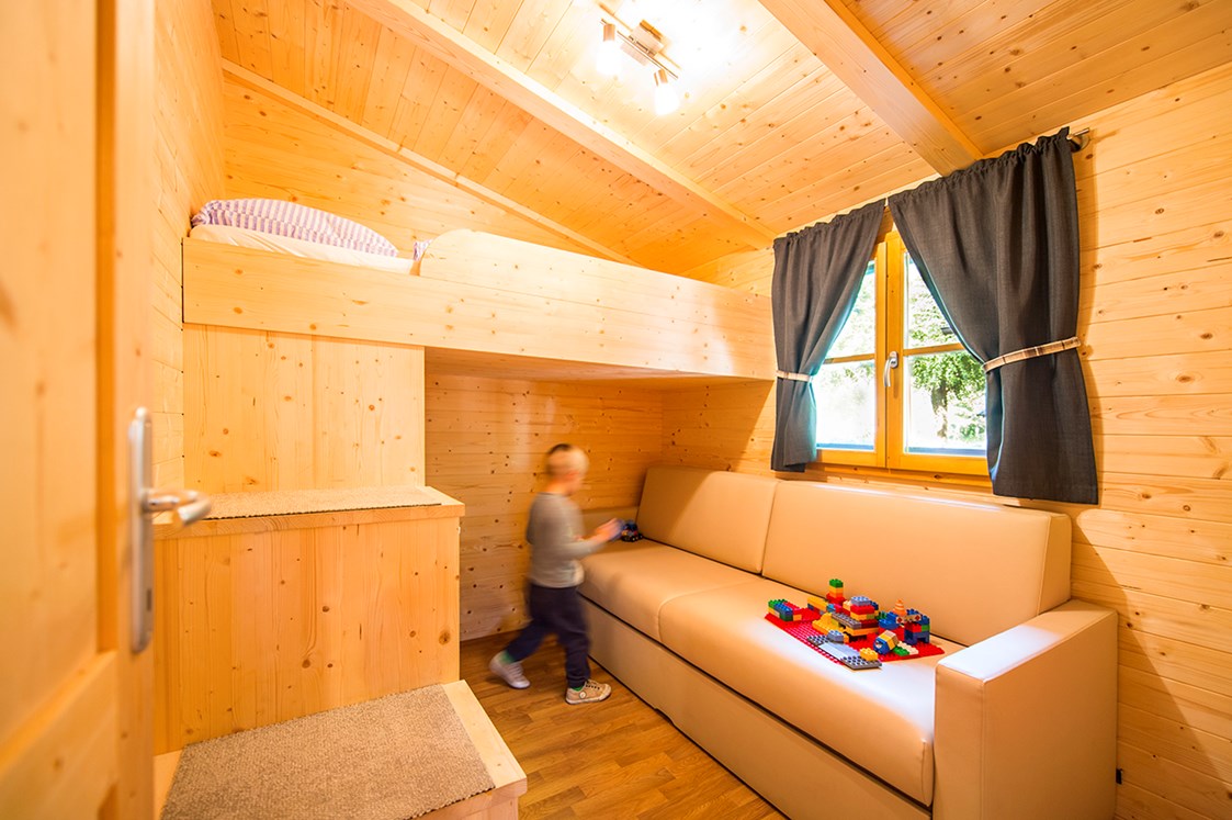 Glampingunterkunft: Das Kinderzimmer ist mit einem Hochbett und einer ausziehbaren Couch (Matratze) sowie Kleiderschrank ausgestattet.  - Bungalow Typ A auf Camping Steiner