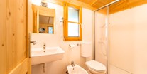 Luxuscamping - Art der Unterkunft: Bungalow - Italien - Im Bad geniessen Sie eine grosse Dusche, WC, Bidet und Waschbecken - Camping Steiner Bungalow Typ A auf Camping Steiner