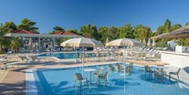 Luxuscamping - Split - Dubrovnik - Unsere Wellness & Spa und Pool-Bereich wurde geschaffen, um Ihnen ein besonderes und friedliches Entspannungserlebnis zu bieten. Sie können in der Nähe unserer Außenpools entspannen, den Fitnessraum, den Whirlpool oder die Saunas nutzen. - Camping Stobreč Split Camping Stobreč Split