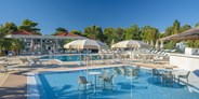 Luxuscamping - Split - Nord - Unsere Wellness & Spa und Pool-Bereich wurde geschaffen, um Ihnen ein besonderes und friedliches Entspannungserlebnis zu bieten. Sie können in der Nähe unserer Außenpools entspannen, den Fitnessraum, den Whirlpool oder die Saunas nutzen. - Camping Stobreč Split