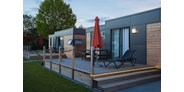 Luxuscamping - Unterkunft alleinstehend - TAOS-Bungalow in Abendstimmung - Freizeitcenter Oberrhein