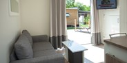 Luxuscamping - Unterkunft alleinstehend - Wohnbereich mit Blick auf Terrasse - Freizeitcenter Oberrhein