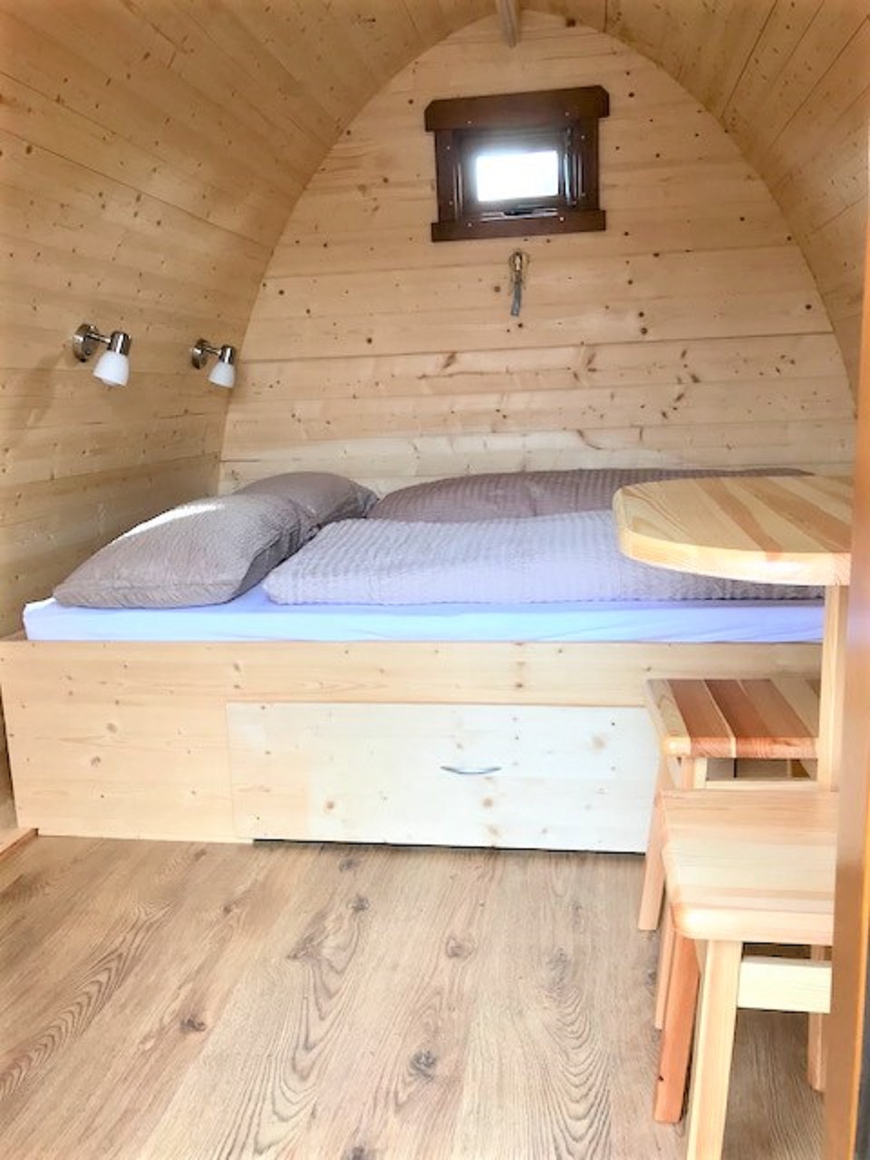 Luxuscamping - Thüringen - Trekking-Pod mit Doppelbett für max. 2 Personen - Campingpark Erfurt Family- und Trekking-Pods