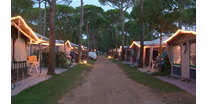 Luxuscamping - Italien - WMC-Strasse Abenddämmerung - camping-in-venedig.de -WMC BUSCHMANN wohnen-mieten-campen at Union Lido Deluxe Caravan mit Einzelbett / Dusche