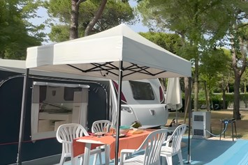 Glampingunterkunft: Sitzbereich - Deluxe Caravan mit Einzelbett / Dusche