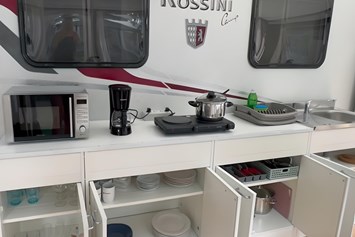 Glampingunterkunft: Vorzelt Küche Ausstattung - Deluxe Caravan mit Einzelbett / Dusche