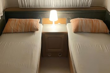 Glampingunterkunft: Einzelbetten - Deluxe Caravan mit Einzelbett / Dusche