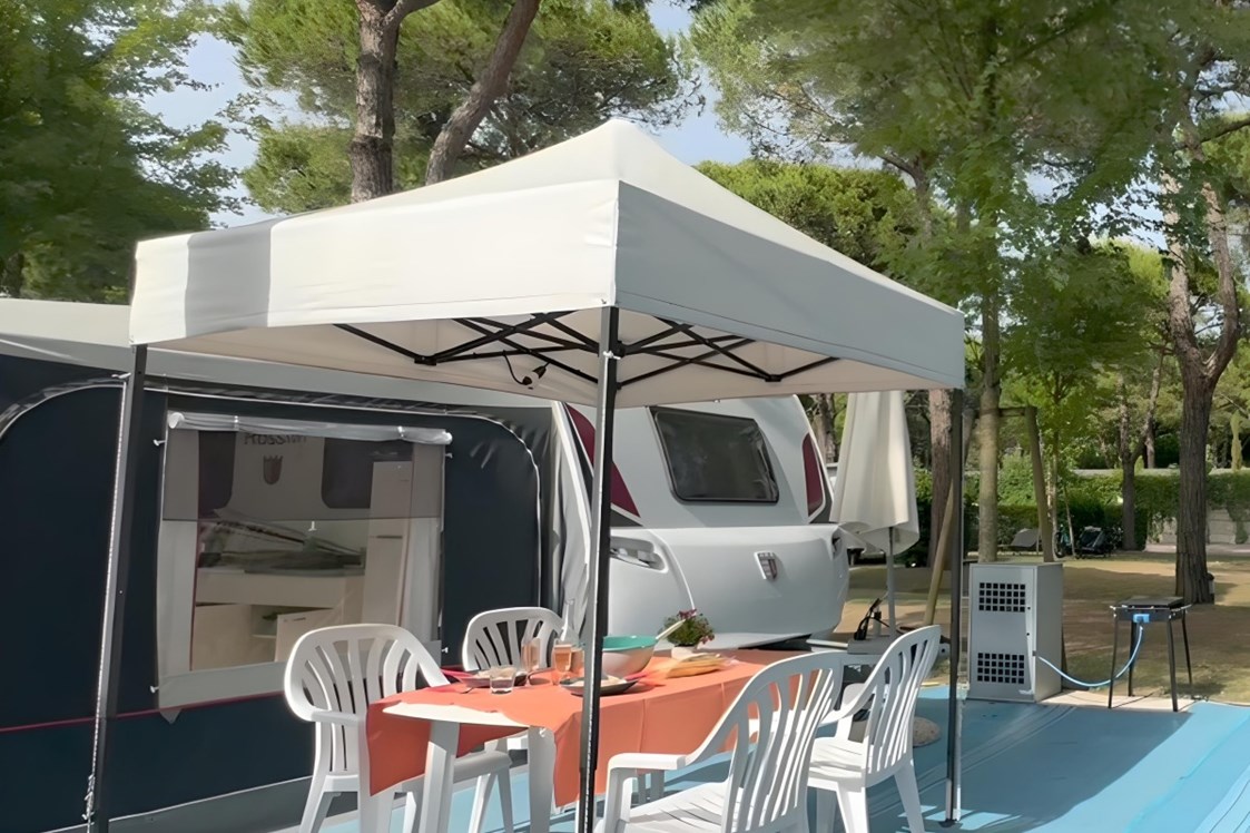 Glampingunterkunft: Sitzbereich - Deluxe Caravan mit Doppelbett / Dusche