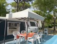 Glampingunterkunft: Sitzbereich - Deluxe Caravan mit Doppelbett / Dusche