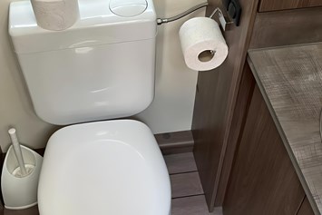 Glampingunterkunft: Toilette - Deluxe Caravan mit Doppelbett / Dusche