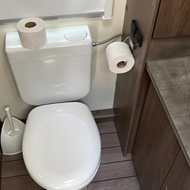 Glampingunterkunft: Toilette - Deluxe Caravan mit Doppelbett / Dusche