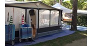 Luxuscamping - Venedig - Außenansicht Deluxe Caravan A127 - Wohnwagen DELUXE A127 Bad mit Dusche Waschbecken WC TV Klimaanlage Vorzelt mit Holzboden Küche Waschmaschine 5 Personen von WMC BUSCHMANN camping-in-venedig auf Camping Union Lido