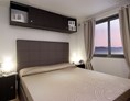 Glampingunterkunft: Mobilheim Next - Schlafzimmer mit Ehebett - Mobilheim Superior Next auf Camping dei Fiori 