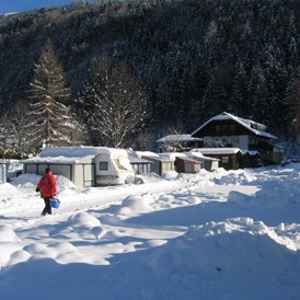 Glampingunterkunft: Camping Brunner Winter rechts hinten die Chalets - Chalets auf Camping Brunner am See
