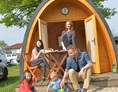 Glampingunterkunft: Familie spielt vor ECLU - ECLU - Größe L auf Campingplatz Gunzenberg