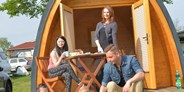 Luxuscamping - PLZ 08543 (Deutschland) - Familie spielt vor ECLU - ECLU - Größe L auf Campingplatz Gunzenberg