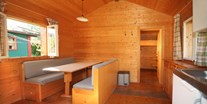Luxuscamping - PLZ 5092 (Österreich) - Wohnraum mit Sitzecke, getrennter Schlafraum hinten, 2-4 Pers. - Grubhof Campinghäuschen auf Grubhof