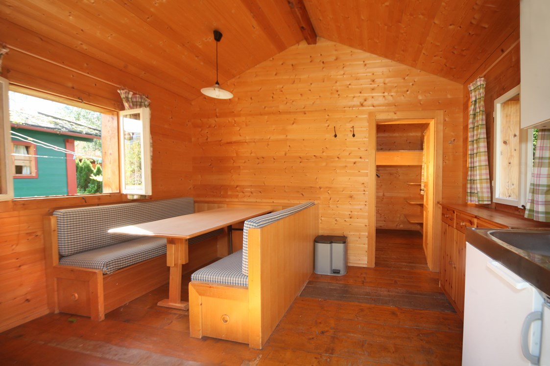 Glampingunterkunft: Wohnraum mit Sitzecke, getrennter Schlafraum hinten, 2-4 Pers. - Campinghäuschen auf Grubhof