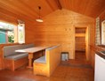 Glampingunterkunft: Wohnraum mit Sitzecke, getrennter Schlafraum hinten, 2-4 Pers. - Campinghäuschen auf Grubhof