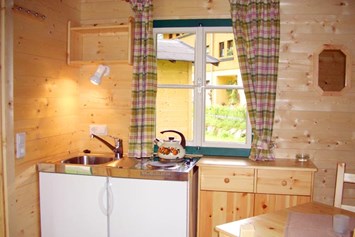 Glampingunterkunft: 2 Kochplatten, Spüle und Kühlschrank - Campinghäuschen auf Grubhof