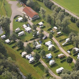Glampingunterkunft: Luftbildaufnahme Camping Au an der Donau - Schlaf-Fässer auf Camping Au an der Donau