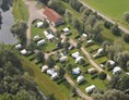 Glampingunterkunft: Luftbildaufnahme Camping Au an der Donau - Schlaf-Fässer auf Camping Au an der Donau