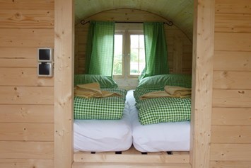 Glampingunterkunft: schnuggeliges Bett im Schlaf-Fass - Schlaf-Fässer auf Camping Au an der Donau