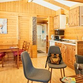 Luxuscamping: Wohnbereich und Küche Aifnerblick - Blockhütte Aifnerblick Camping Dreiländereck Tirol