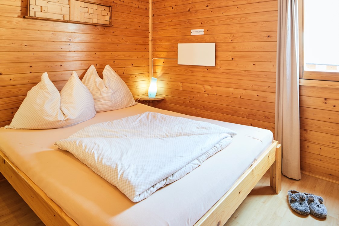 Glampingunterkunft: Schlafzimmer Aifnerblick - Blockhütte Aifnerblick Camping Dreiländereck Tirol