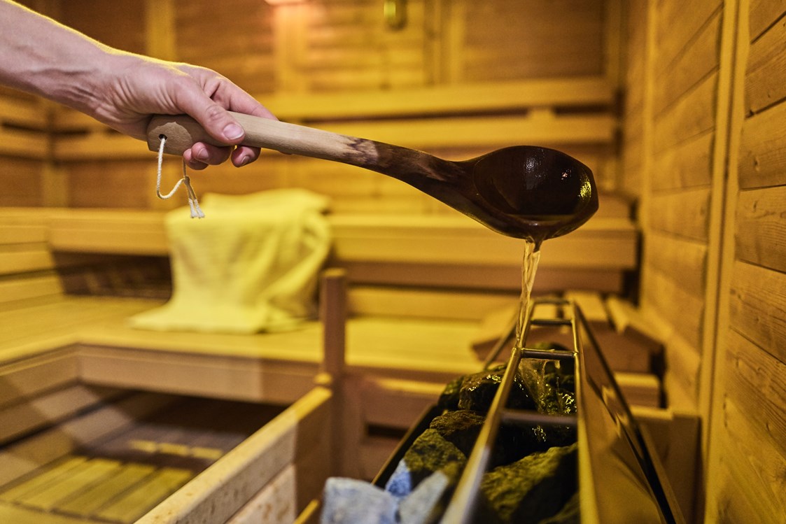 Glampingunterkunft: Geniessen Sie einen Aufguss in der finnischen Sauna. - Blockhütte Aifnerblick Camping Dreiländereck Tirol