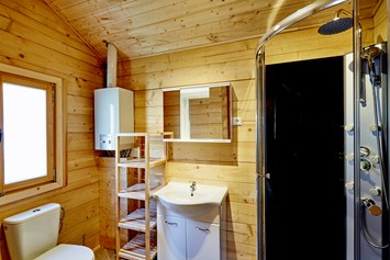 Glampingunterkunft: Badezimmer mit Dusche und WC - Blockhütte Bergzauber Camping Dreiländereck Tirol