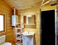 Glampingunterkunft: Badezimmer mit Dusche und WC - Blockhütte Bergzauber Camping Dreiländereck Tirol