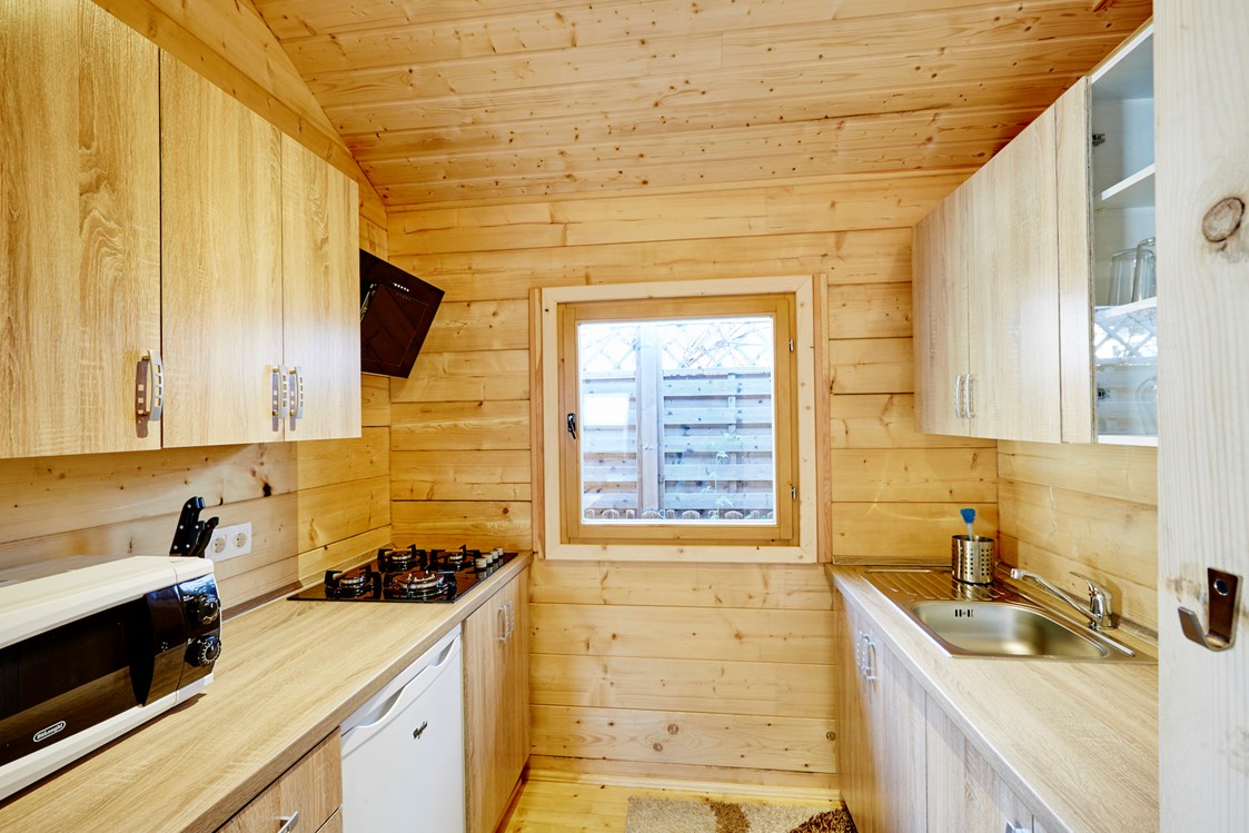 Glampingunterkunft: Küche mit Vollausstattung - Blockhütte Bergzauber Camping Dreiländereck Tirol