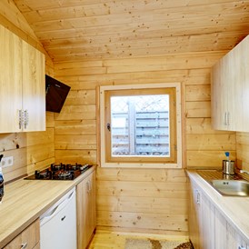 Glampingunterkunft: Küche mit Vollausstattung - Blockhütte Bergzauber Camping Dreiländereck Tirol