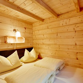 Glampingunterkunft: 2 Schlafzimmer mit Doppelbetten - Blockhütte Bergzauber Camping Dreiländereck Tirol