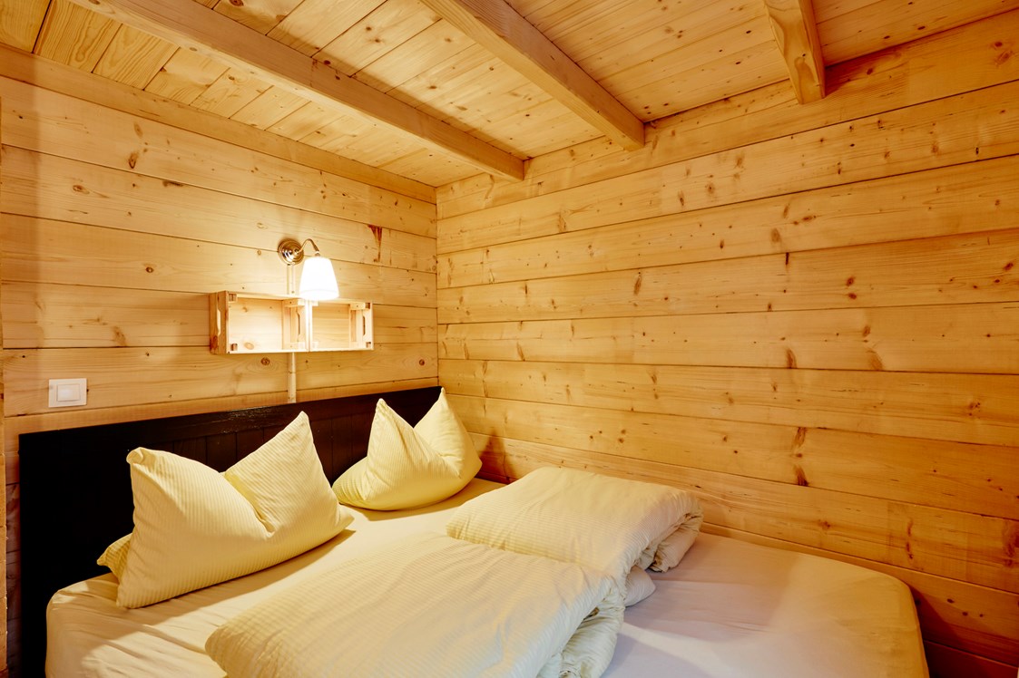 Glampingunterkunft: 2 Schlafzimmer mit Doppelbetten - Blockhütte Bergzauber Camping Dreiländereck Tirol