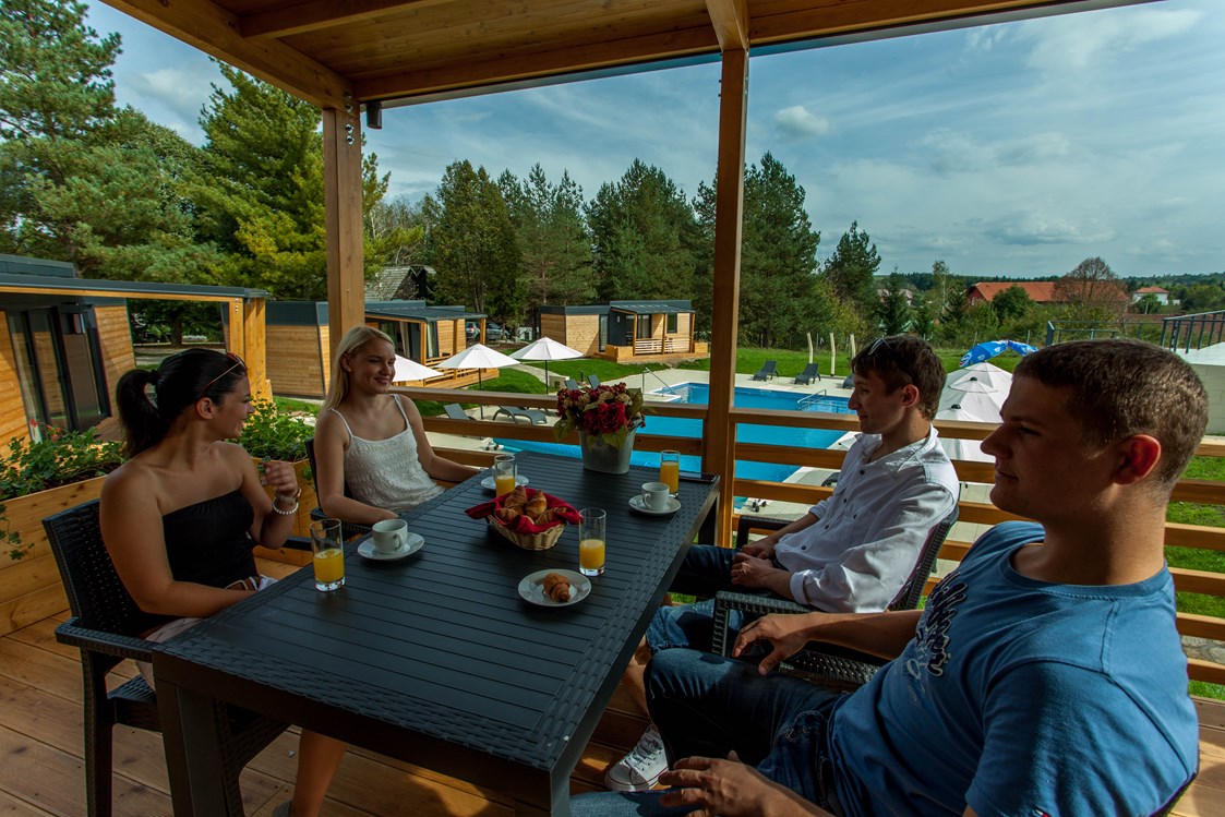 Glampingunterkunft: Terrasse mit Sitzgarnitur für 4 Personen - Mobilheime auf Plitvice Holiday Resort